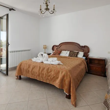 House For 12 People Close To The Sea Holiday home Pula