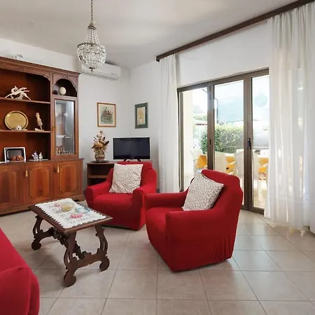 Holiday home House For 12 People Close To The Sea Pula